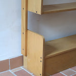 Étagère scandinave vintage en bois clair des années 60 avec montants arrondis.
