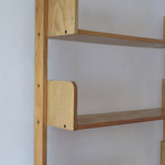 Étagère scandinave vintage en bois clair des années 60 avec montants arrondis.