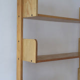 Étagère scandinave vintage en bois clair des années 60 avec montants arrondis.