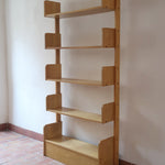 Étagère scandinave vintage en bois clair des années 60 avec montants arrondis.