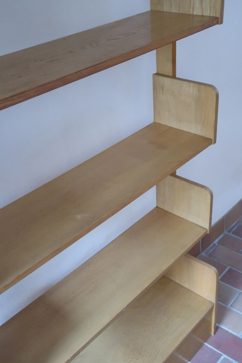 Étagère scandinave vintage en bois clair des années 60 avec montants arrondis.