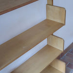 Étagère scandinave vintage en bois clair des années 60 avec montants arrondis.