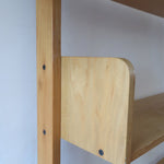 Étagère scandinave vintage en bois clair des années 60 avec montants arrondis.