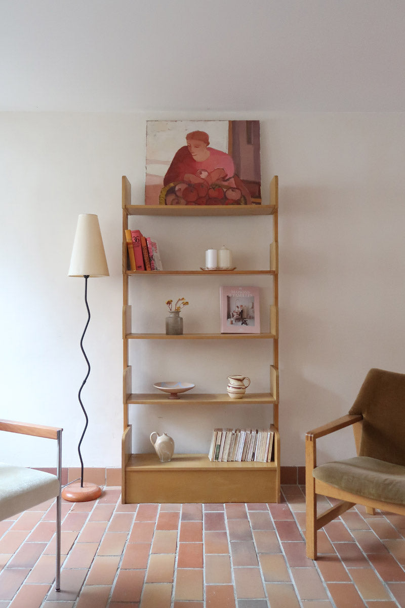 Étagère scandinave vintage en bois clair des années 60 avec montants arrondis.