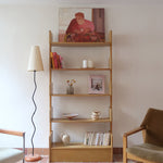 Étagère scandinave vintage en bois clair des années 60 avec montants arrondis.