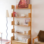 Étagère scandinave vintage en bois clair des années 60 avec montants arrondis.