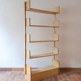 Étagère scandinave vintage en bois clair des années 60 avec montants arrondis.