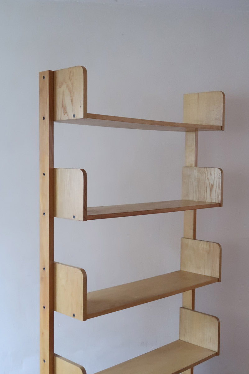 Étagère scandinave vintage en bois clair des années 60 avec montants arrondis.