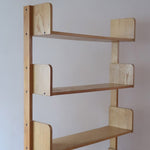 Étagère scandinave vintage en bois clair des années 60 avec montants arrondis.