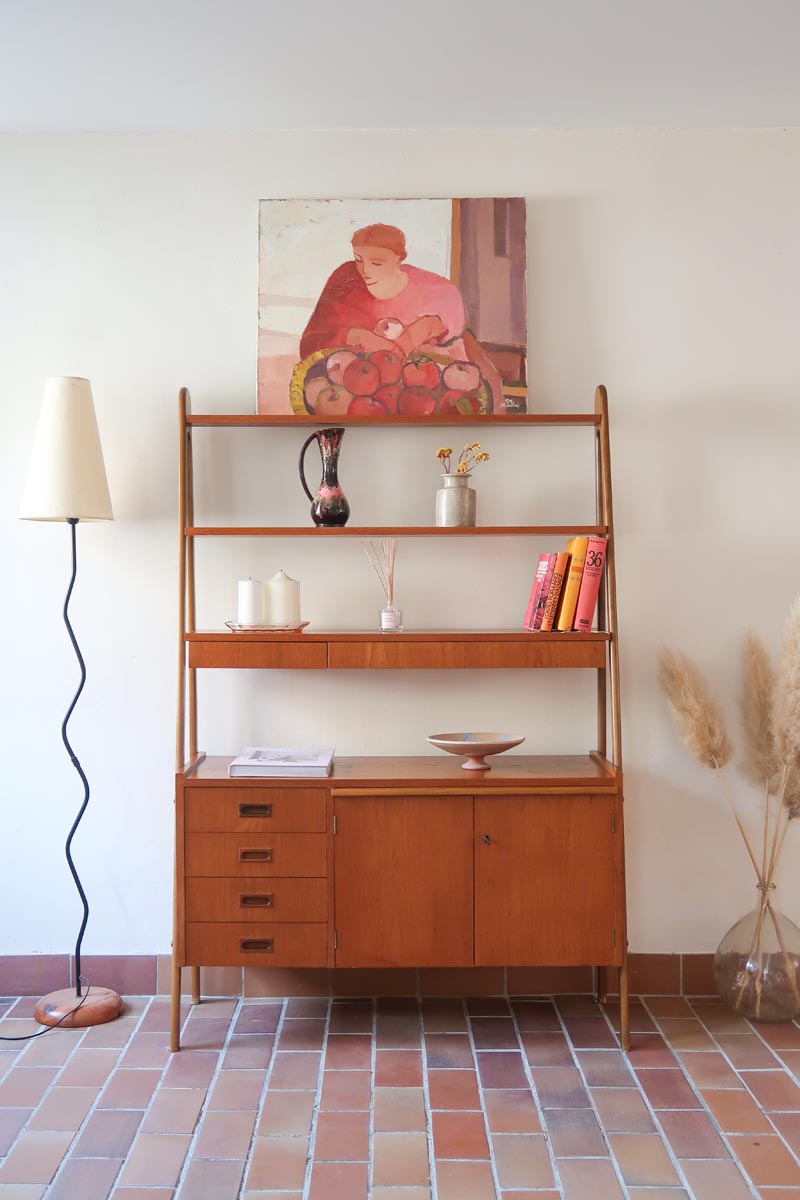 Bibliothèque secrétaire scandinave vintage des années 60 en teck et hêtre, avec étagères, tiroirs et placard, présentée seule et en mise en situation.