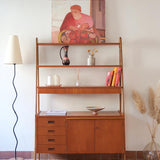 Bibliothèque secrétaire scandinave vintage des années 60 en teck et hêtre, avec étagères, tiroirs et placard, présentée seule et en mise en situation.