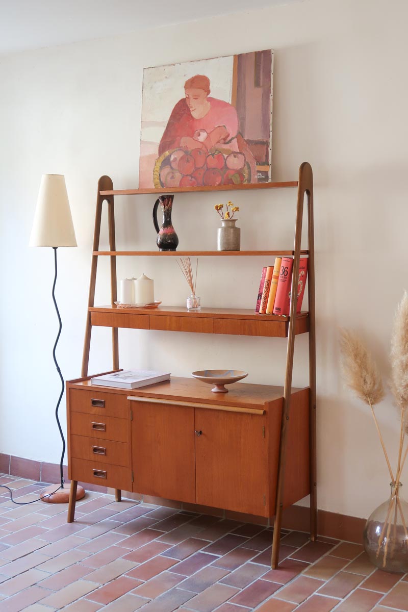 Bibliothèque secrétaire scandinave vintage des années 60 en teck et hêtre, avec étagères, tiroirs et placard, présentée seule et en mise en situation.