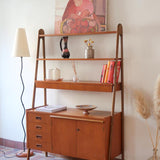 Bibliothèque secrétaire scandinave vintage des années 60 en teck et hêtre, avec étagères, tiroirs et placard, présentée seule et en mise en situation.