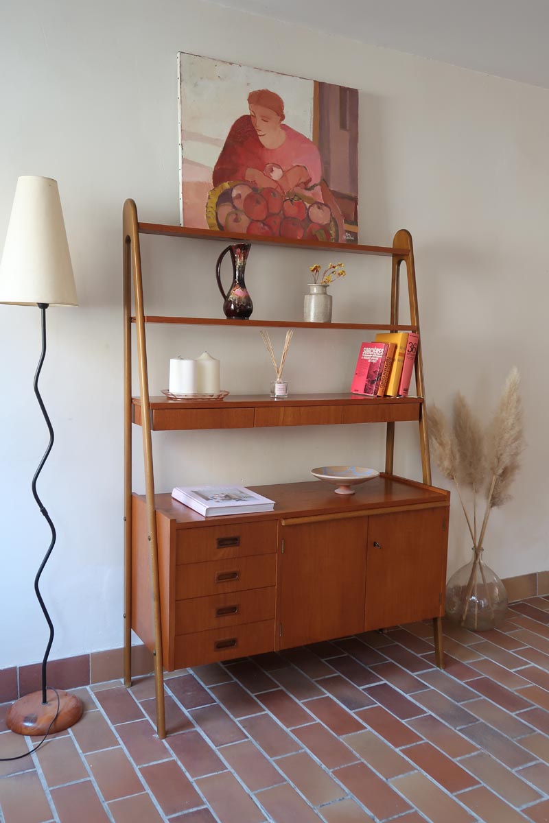 Bibliothèque secrétaire scandinave vintage des années 60 en teck et hêtre, avec étagères, tiroirs et placard, présentée seule et en mise en situation.