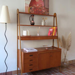 Bibliothèque secrétaire scandinave vintage des années 60 en teck et hêtre, avec étagères, tiroirs et placard, présentée seule et en mise en situation.