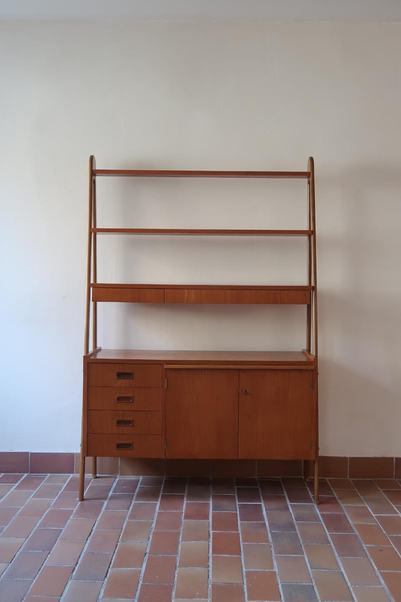 Bibliothèque secrétaire scandinave vintage des années 60 en teck et hêtre, avec étagères, tiroirs et placard, présentée seule et en mise en situation.