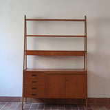 Bibliothèque secrétaire scandinave vintage des années 60 en teck et hêtre, avec étagères, tiroirs et placard, présentée seule et en mise en situation.