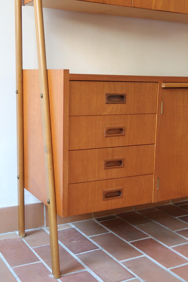 Bibliothèque secrétaire scandinave vintage des années 60 en teck et hêtre, avec étagères, tiroirs et placard, présentée seule et en mise en situation.
