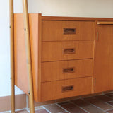 Bibliothèque secrétaire scandinave vintage des années 60 en teck et hêtre, avec étagères, tiroirs et placard, présentée seule et en mise en situation.