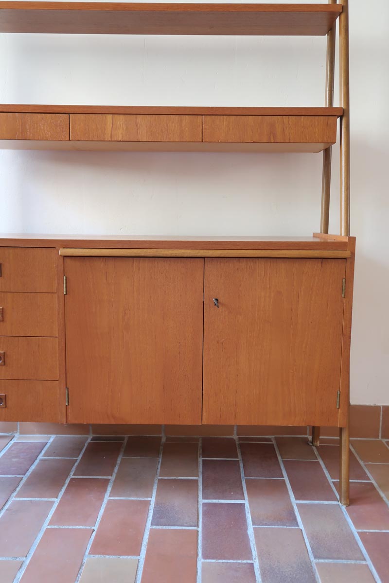 Bibliothèque secrétaire scandinave vintage des années 60 en teck et hêtre, avec étagères, tiroirs et placard, présentée seule et en mise en situation.