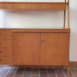 Bibliothèque secrétaire scandinave vintage des années 60 en teck et hêtre, avec étagères, tiroirs et placard, présentée seule et en mise en situation.