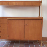 Bibliothèque secrétaire scandinave vintage des années 60 en teck et hêtre, avec étagères, tiroirs et placard, présentée seule et en mise en situation.