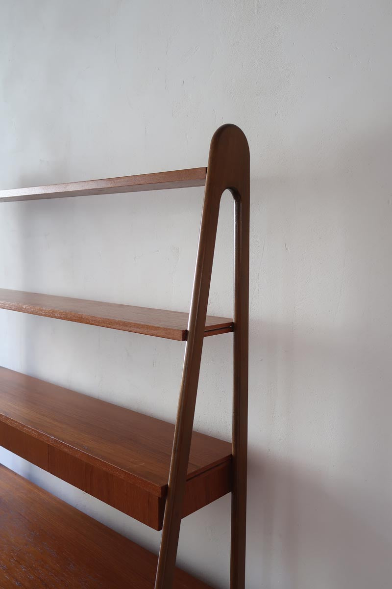 Bibliothèque secrétaire scandinave vintage des années 60 en teck et hêtre, avec étagères, tiroirs et placard, présentée seule et en mise en situation.