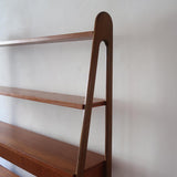 Bibliothèque secrétaire scandinave vintage des années 60 en teck et hêtre, avec étagères, tiroirs et placard, présentée seule et en mise en situation.