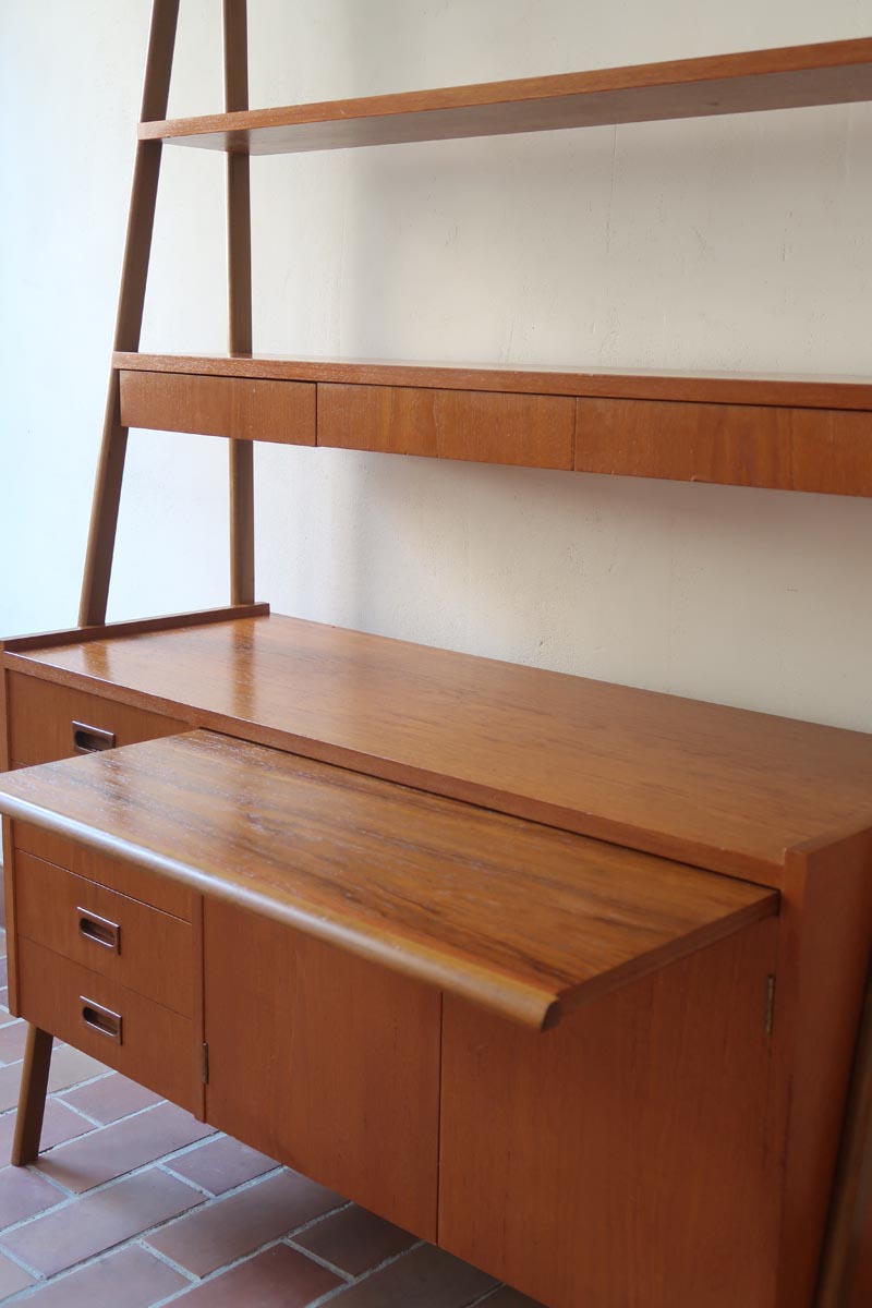 Bibliothèque secrétaire scandinave vintage des années 60 en teck et hêtre, avec étagères, tiroirs et placard, présentée seule et en mise en situation.