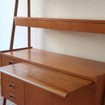 Bibliothèque secrétaire scandinave vintage des années 60 en teck et hêtre, avec étagères, tiroirs et placard, présentée seule et en mise en situation.