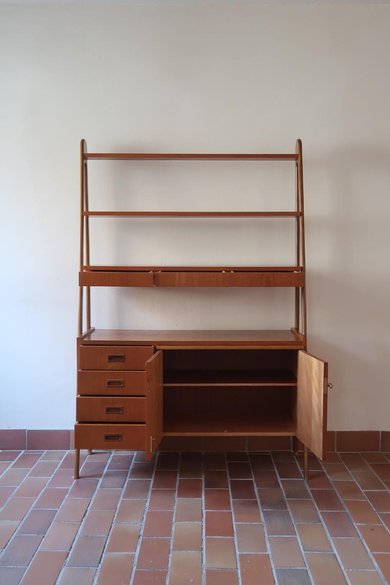 Bibliothèque secrétaire scandinave vintage des années 60 en teck et hêtre, avec étagères, tiroirs et placard, présentée seule et en mise en situation.