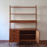 Bibliothèque secrétaire scandinave vintage des années 60 en teck et hêtre, avec étagères, tiroirs et placard, présentée seule et en mise en situation.