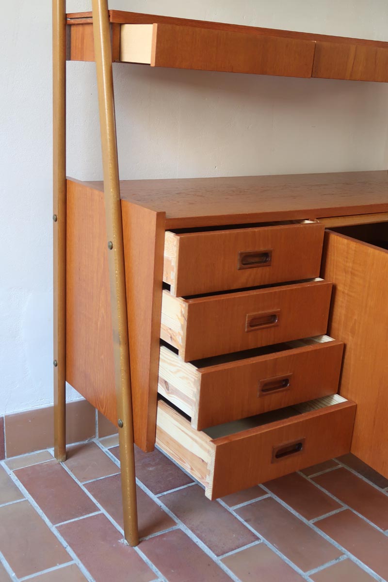 Bibliothèque secrétaire scandinave vintage des années 60 en teck et hêtre, avec étagères, tiroirs et placard, présentée seule et en mise en situation.