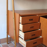 Bibliothèque secrétaire scandinave vintage des années 60 en teck et hêtre, avec étagères, tiroirs et placard, présentée seule et en mise en situation.