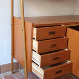 Bibliothèque secrétaire scandinave vintage des années 60 en teck et hêtre, avec étagères, tiroirs et placard, présentée seule et en mise en situation.