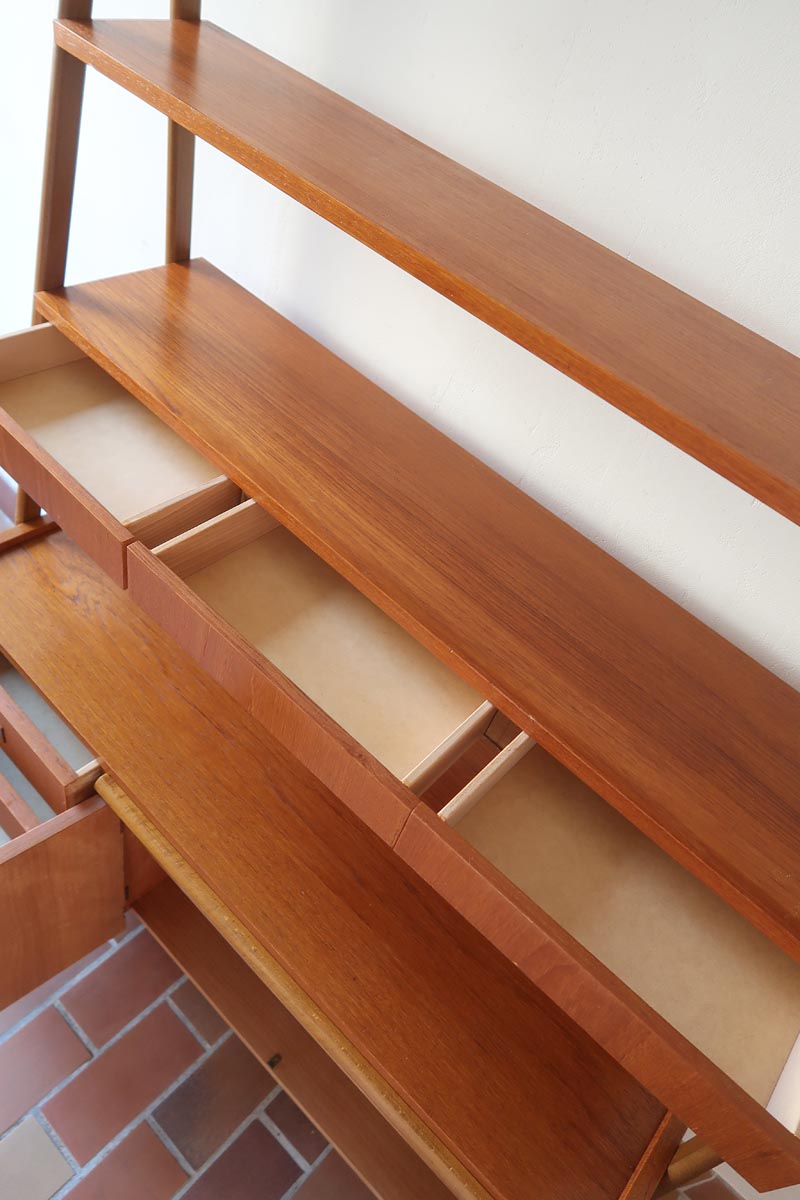 Bibliothèque secrétaire scandinave vintage des années 60 en teck et hêtre, avec étagères, tiroirs et placard, présentée seule et en mise en situation.