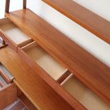 Bibliothèque secrétaire scandinave vintage des années 60 en teck et hêtre, avec étagères, tiroirs et placard, présentée seule et en mise en situation.