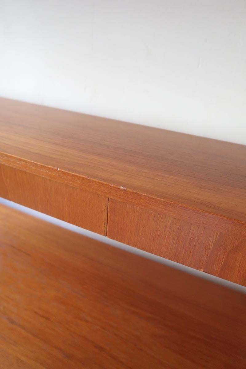 Bibliothèque secrétaire scandinave vintage des années 60 en teck et hêtre, avec étagères, tiroirs et placard, présentée seule et en mise en situation.