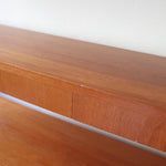 Bibliothèque secrétaire scandinave vintage des années 60 en teck et hêtre, avec étagères, tiroirs et placard, présentée seule et en mise en situation.