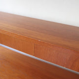 Bibliothèque secrétaire scandinave vintage des années 60 en teck et hêtre, avec étagères, tiroirs et placard, présentée seule et en mise en situation.