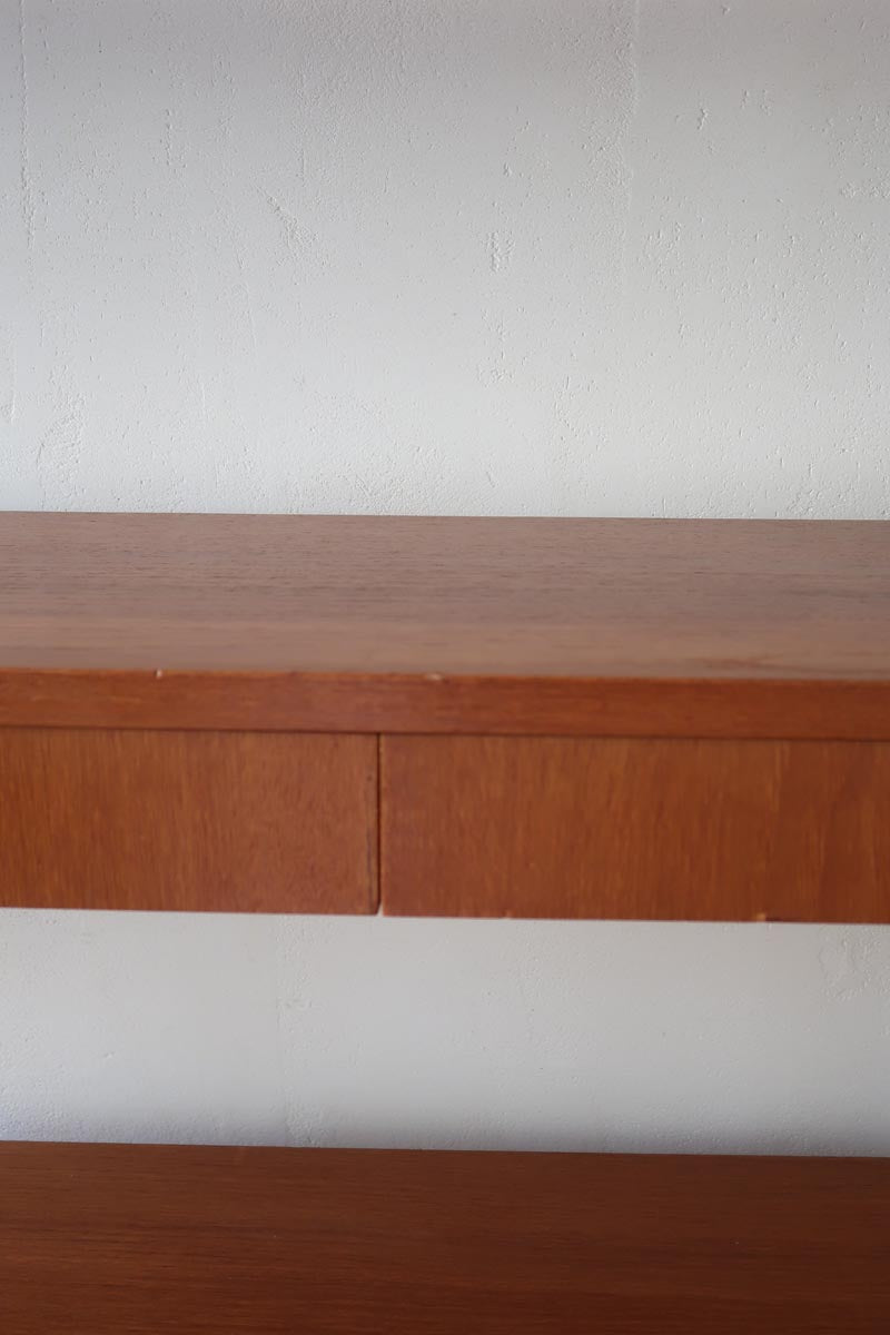 Bibliothèque secrétaire scandinave vintage des années 60 en teck et hêtre, avec étagères, tiroirs et placard, présentée seule et en mise en situation.