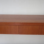 Bibliothèque secrétaire scandinave vintage des années 60 en teck et hêtre, avec étagères, tiroirs et placard, présentée seule et en mise en situation.