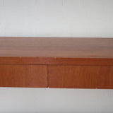 Bibliothèque secrétaire scandinave vintage des années 60 en teck et hêtre, avec étagères, tiroirs et placard, présentée seule et en mise en situation.