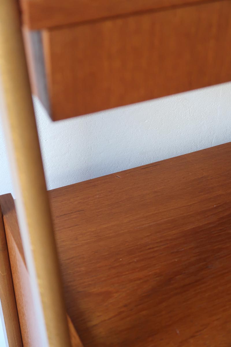 Bibliothèque secrétaire scandinave vintage des années 60 en teck et hêtre, avec étagères, tiroirs et placard, présentée seule et en mise en situation.