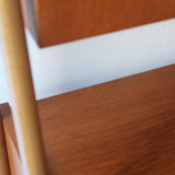 Bibliothèque secrétaire scandinave vintage des années 60 en teck et hêtre, avec étagères, tiroirs et placard, présentée seule et en mise en situation.