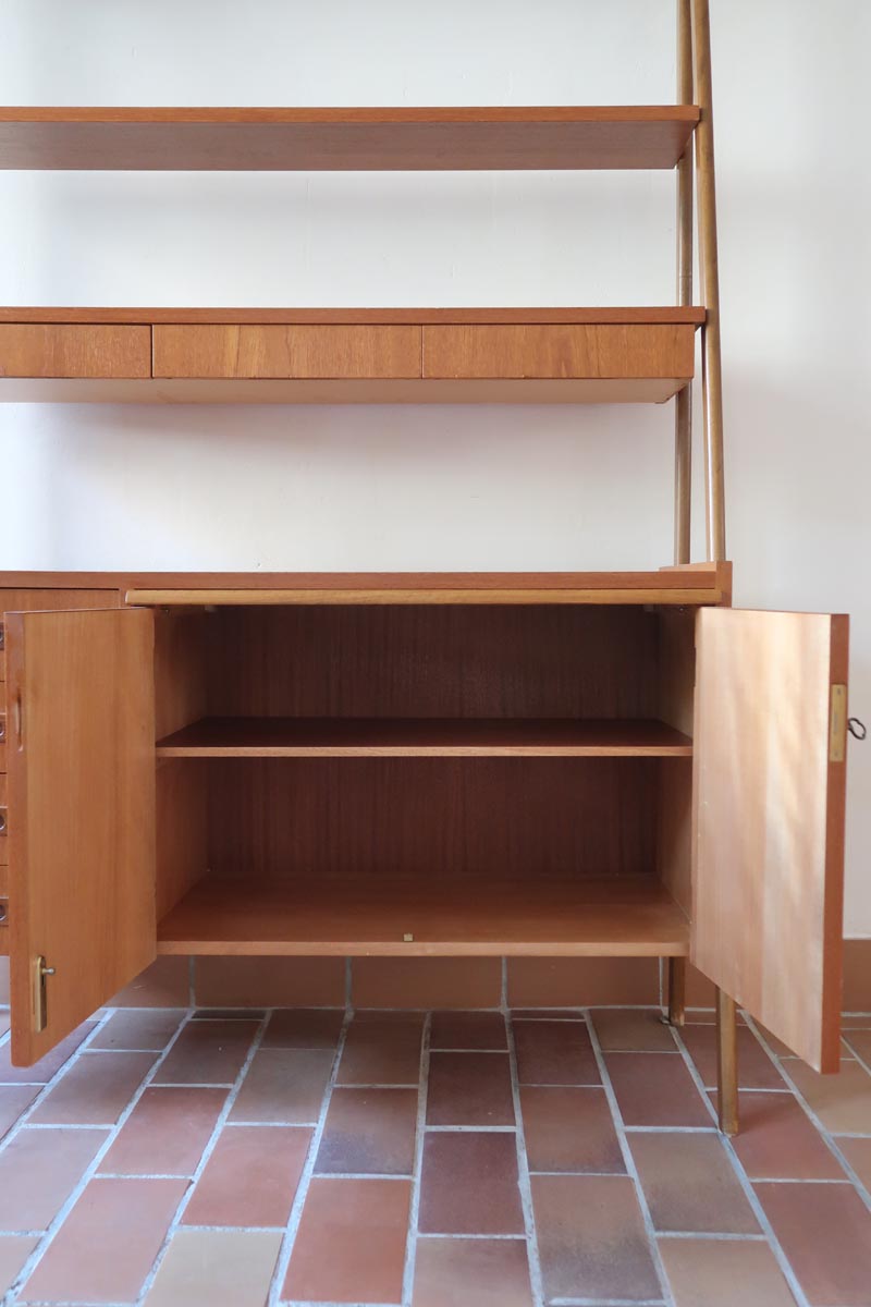 Bibliothèque secrétaire scandinave vintage des années 60 en teck et hêtre, avec étagères, tiroirs et placard, présentée seule et en mise en situation.