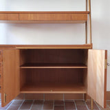 Bibliothèque secrétaire scandinave vintage des années 60 en teck et hêtre, avec étagères, tiroirs et placard, présentée seule et en mise en situation.