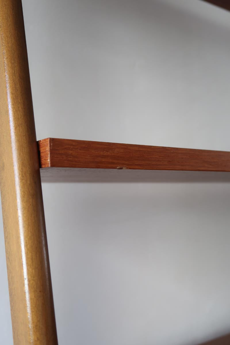 Bibliothèque secrétaire scandinave vintage des années 60 en teck et hêtre, avec étagères, tiroirs et placard, présentée seule et en mise en situation.