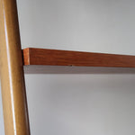 Bibliothèque secrétaire scandinave vintage des années 60 en teck et hêtre, avec étagères, tiroirs et placard, présentée seule et en mise en situation.