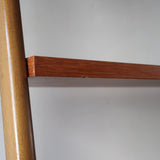 Bibliothèque secrétaire scandinave vintage des années 60 en teck et hêtre, avec étagères, tiroirs et placard, présentée seule et en mise en situation.